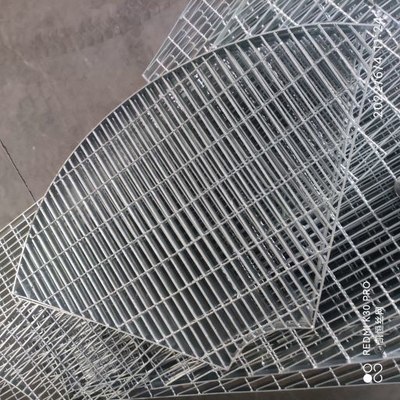 Het Metaal paste Grating van het hete Onderdompelings Gegalvaniseerde Koolstofstaal Gevormd Speciaal aan