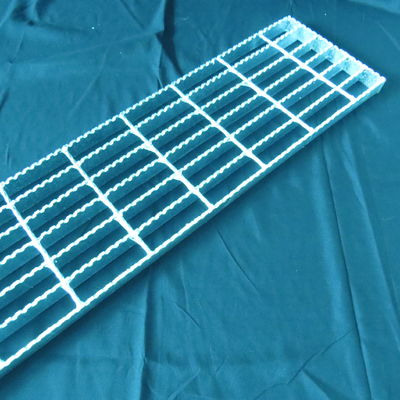 Buitent1 van de Tredeloopvlakken niet van het Misstapmetaal Ladder Gegalvaniseerde de Stapplaat