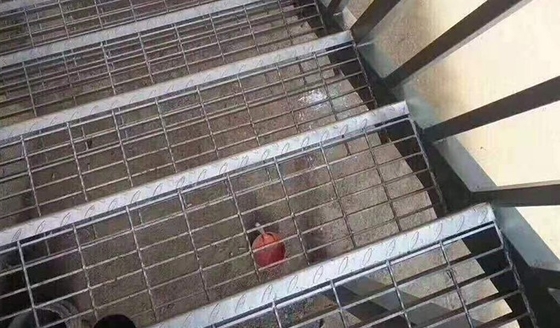 Gelaste van de het Staalrooster van T3 Vlakke van de Tredeloopvlakken het Metaalroosters voor Stappen